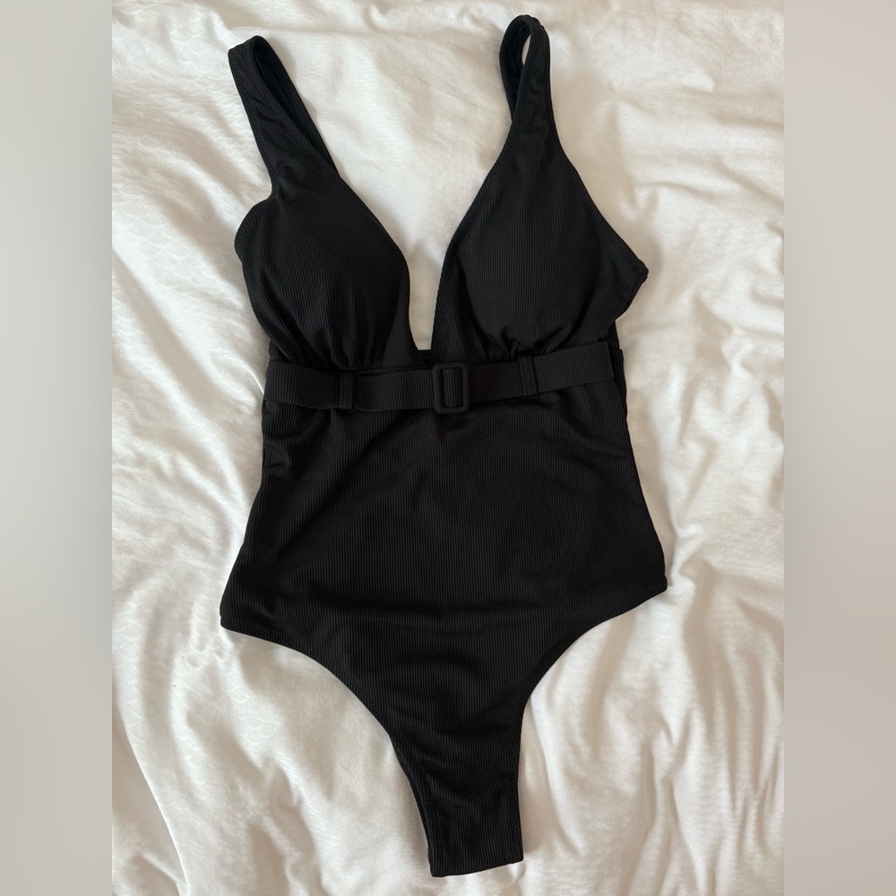 Source Unknown Black Ribbed One-Piece Swimsuit with Belt